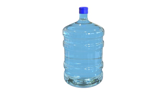 plastová láhev s vodou