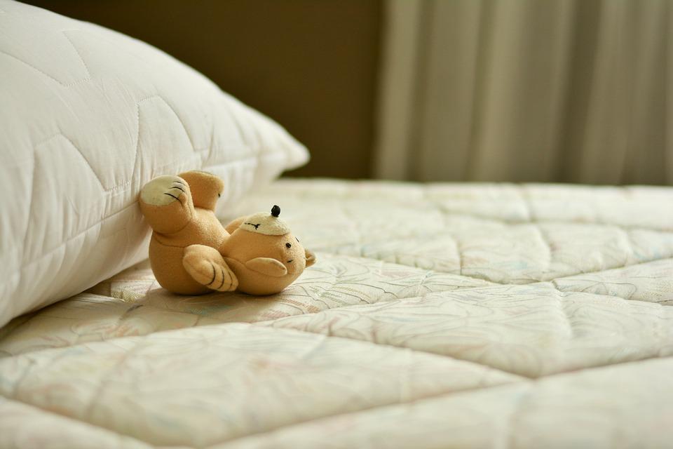 medvěd na matraci