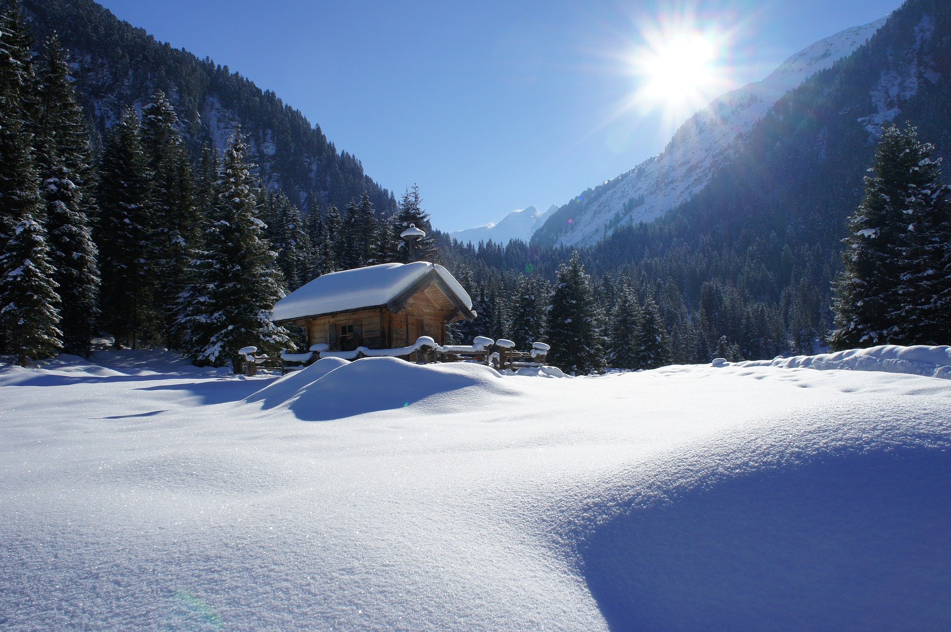 chata ve sněhu